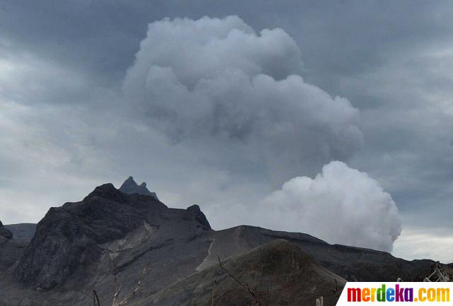 Foto Semburan awan panas terus keluar dari kawah Gunung 