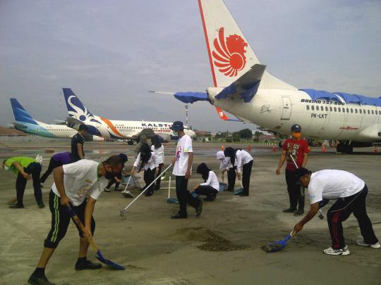 Pembersihan Bandara Adi Soemarmo dari abu letusan Gunung Kelud