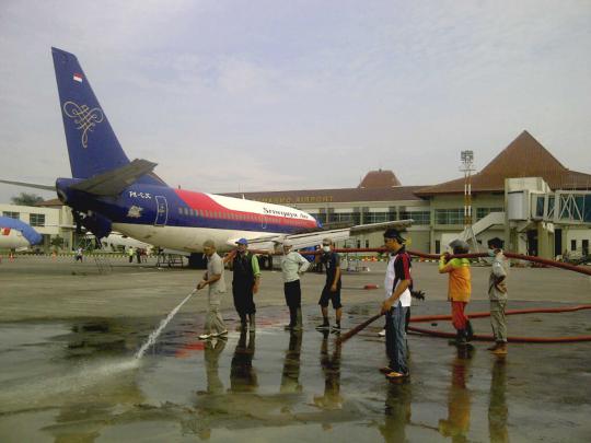 Pembersihan Bandara Adi Soemarmo dari abu letusan Gunung Kelud