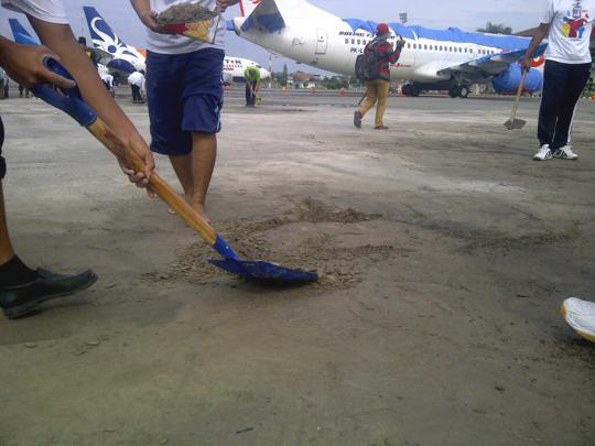 Pembersihan Bandara Adi Soemarmo dari abu letusan Gunung Kelud