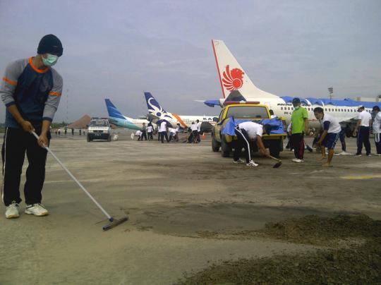 Pembersihan Bandara Adi Soemarmo dari abu letusan Gunung Kelud