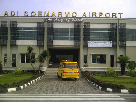 Pembersihan Bandara Adi Soemarmo dari abu letusan Gunung Kelud