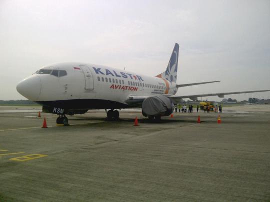 Pembersihan Bandara Adi Soemarmo dari abu letusan Gunung Kelud