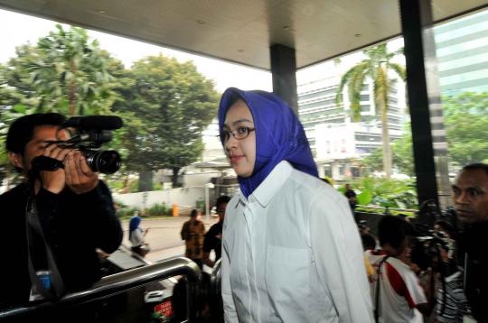 Kesetiaan Airin jenguk Wawan di Rutan KPK