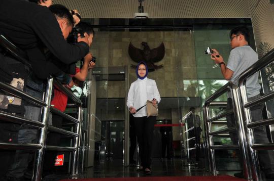 Kesetiaan Airin jenguk Wawan di Rutan KPK