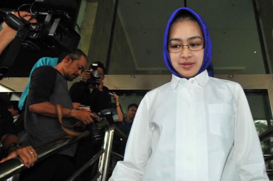Kesetiaan Airin jenguk Wawan di Rutan KPK