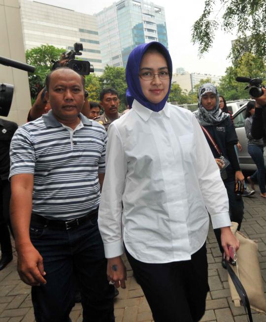 Kesetiaan Airin jenguk Wawan di Rutan KPK