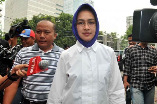 Kesetiaan Airin jenguk Wawan di Rutan KPK