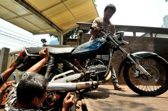 Parkiran KPK penuh, puluhan motor sitaan milik Akil dipindahkan