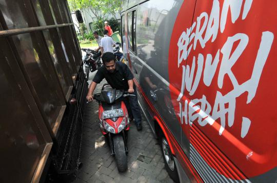 Parkiran KPK penuh, puluhan motor sitaan milik Akil dipindahkan