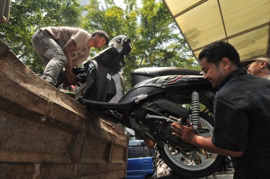 Parkiran KPK penuh, puluhan motor sitaan milik Akil dipindahkan