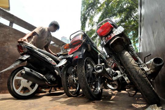 Parkiran KPK penuh, puluhan motor sitaan milik Akil dipindahkan