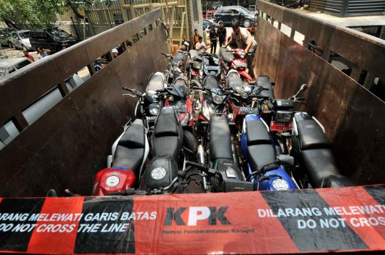 Parkiran KPK penuh, puluhan motor sitaan milik Akil dipindahkan