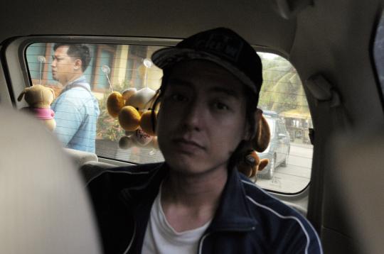 Usai diperiksa di Polsek Pulogadung, Roger digelandang ke BNN