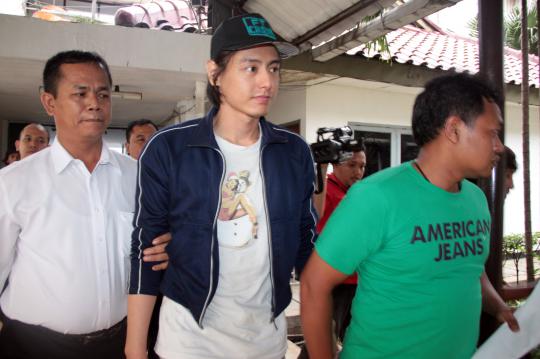 Usai diperiksa di Polsek Pulogadung, Roger digelandang ke BNN