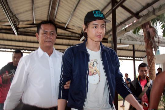 Usai diperiksa di Polsek Pulogadung, Roger digelandang ke BNN