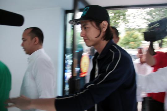 Usai diperiksa di Polsek Pulogadung, Roger digelandang ke BNN
