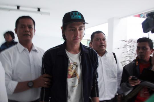 Usai diperiksa di Polsek Pulogadung, Roger digelandang ke BNN