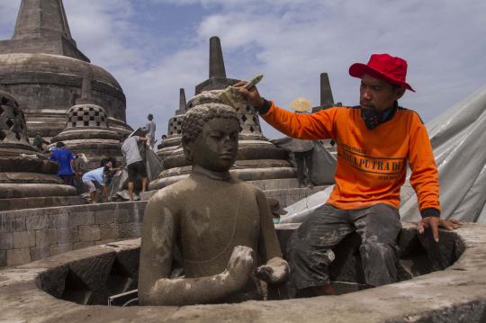 Aktivitas Kelud menurun, ratusan warga bersihkan Candi Borobudur