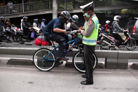 Sterilisasi jalur busway, sepeda 'kena tilang'