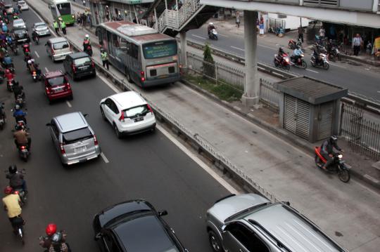 Sterilisasi jalur busway, sepeda 'kena tilang'