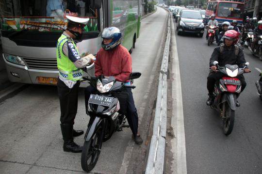 Sterilisasi jalur busway, sepeda 'kena tilang'