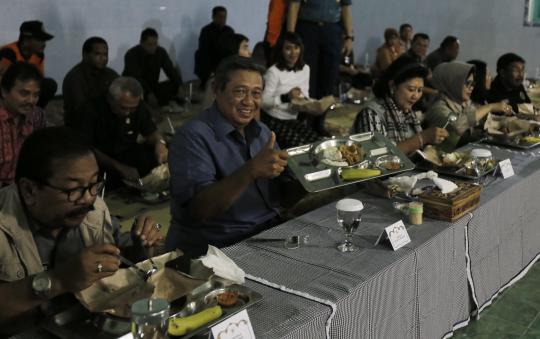 Tinjau korban Kelud, SBY makan nasi bungkus bareng pengungsi