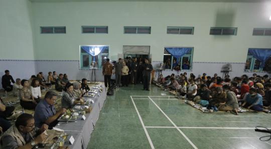 Tinjau korban Kelud, SBY makan nasi bungkus bareng pengungsi