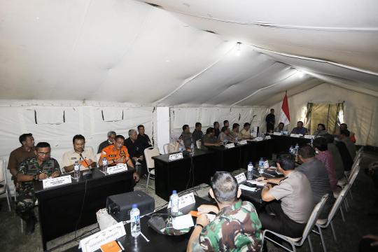 Tinjau korban Kelud, SBY makan nasi bungkus bareng pengungsi