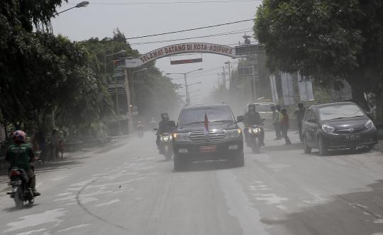 Tinjau korban Kelud, SBY makan nasi bungkus bareng pengungsi