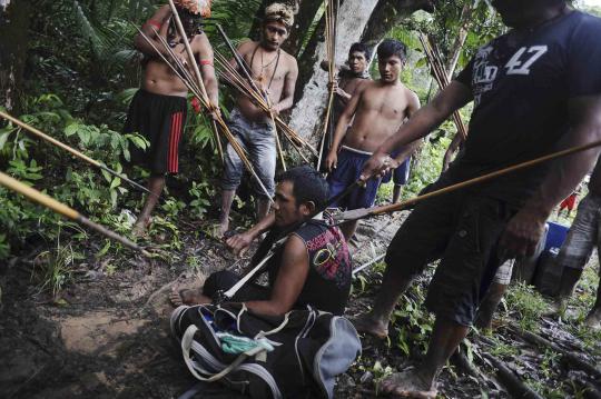 Aksi suku pedalaman berburu penambang emas liar di Hutan Amazon