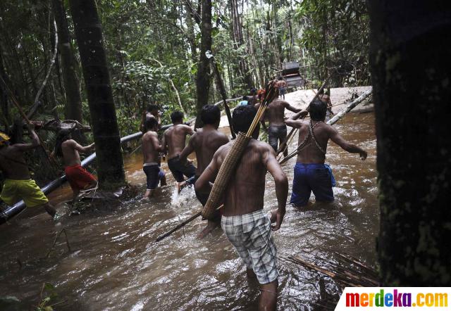 Foto Aksi suku  pedalaman berburu penambang emas liar di 