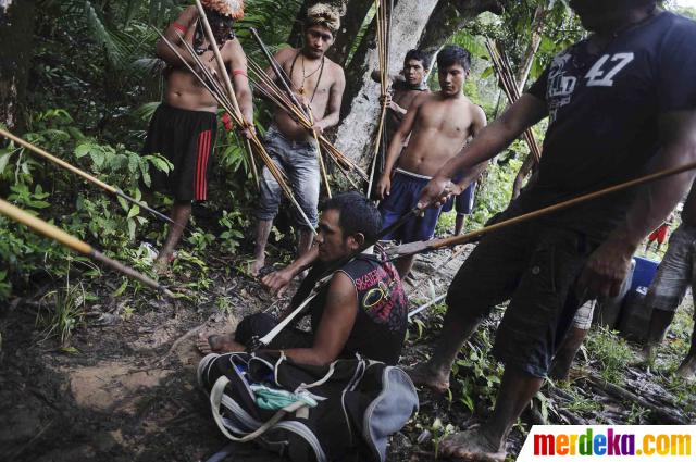 Foto Aksi suku  pedalaman  berburu penambang emas liar di 