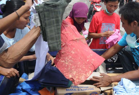 Nestapa korban letusan Gunung Kelud berebut pakaian bekas