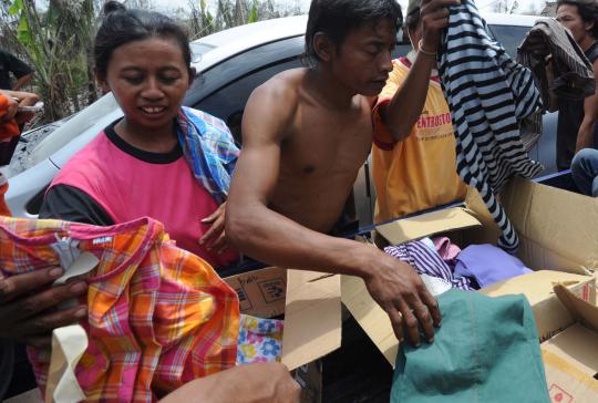 Nestapa korban letusan Gunung Kelud berebut pakaian bekas