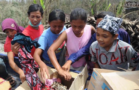 Nestapa korban letusan Gunung Kelud berebut pakaian bekas