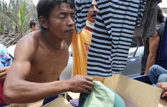 Nestapa korban letusan Gunung Kelud berebut pakaian bekas