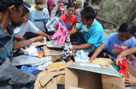 Nestapa korban letusan Gunung Kelud berebut pakaian bekas