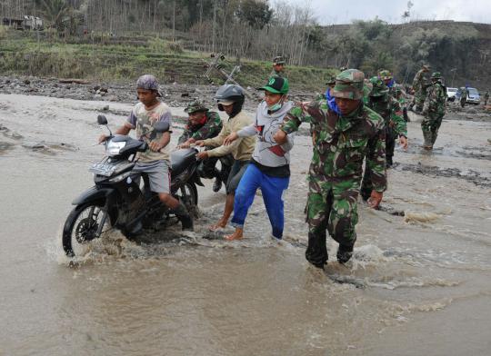 Terjangan banjir lahar Kelud, jembatan penghubung desa hancur