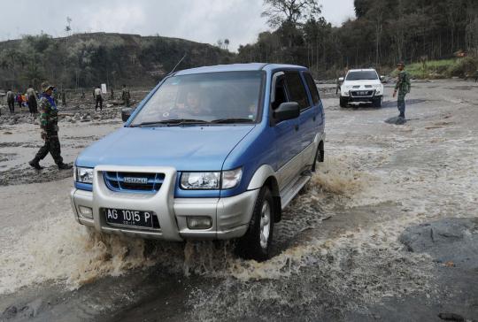 Terjangan banjir lahar Kelud, jembatan penghubung desa hancur