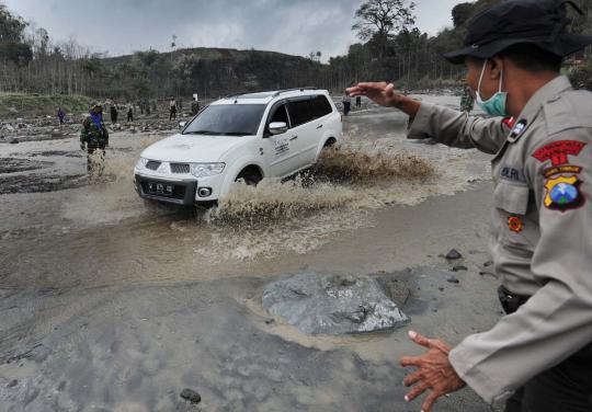 Terjangan banjir lahar Kelud, jembatan penghubung desa hancur