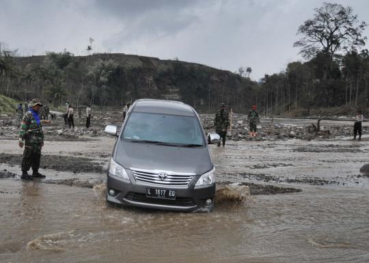 Terjangan banjir lahar Kelud, jembatan penghubung desa hancur
