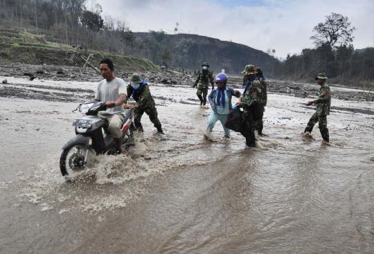 Terjangan banjir lahar Kelud, jembatan penghubung desa hancur