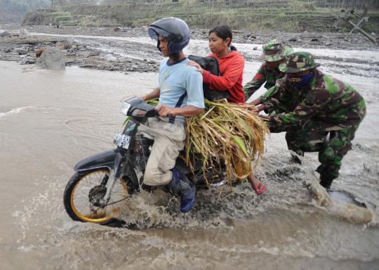 Terjangan banjir lahar Kelud, jembatan penghubung desa hancur