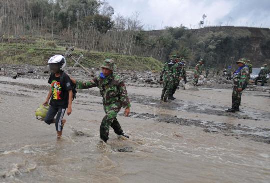 Terjangan banjir lahar Kelud, jembatan penghubung desa hancur