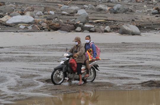 Terjangan banjir lahar Kelud, jembatan penghubung desa hancur