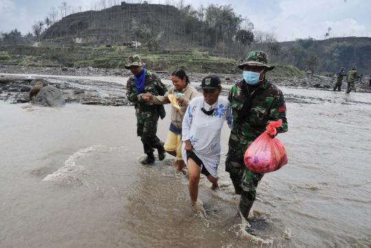 Terjangan banjir lahar Kelud, jembatan penghubung desa hancur