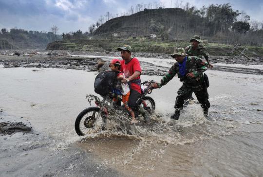 Terjangan banjir lahar Kelud, jembatan penghubung desa hancur