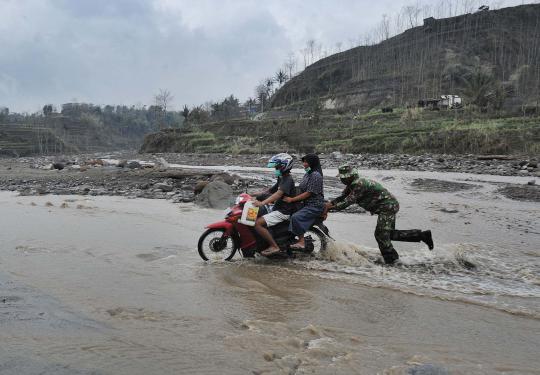 Terjangan banjir lahar Kelud, jembatan penghubung desa hancur