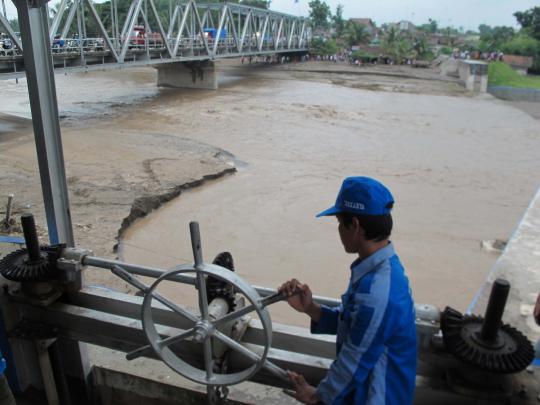 Banjir lahar Gunung Kelud terus ancam warga Kediri